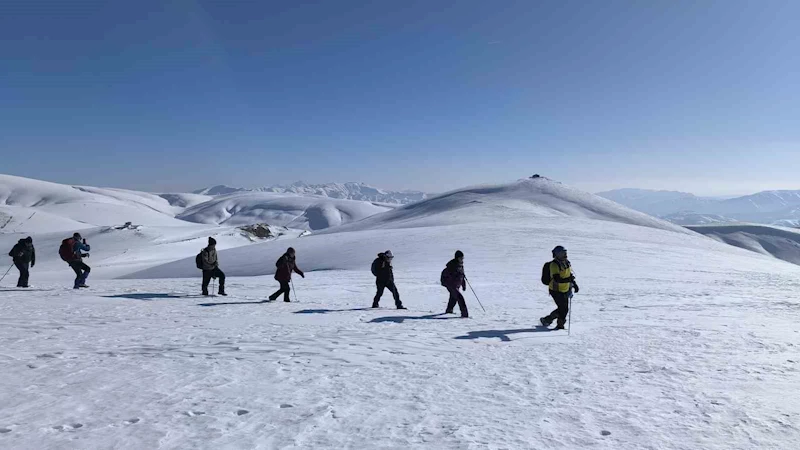 Muş’ta doğa tutkunları Çavuştepe zirvesine tırmandı
