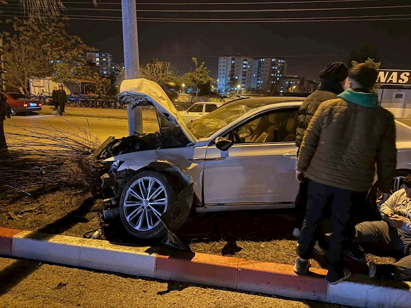 Osmaniye’de otomobil refüjdeki ağaca çarptı: 1 yaralı
