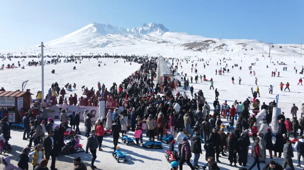 Erciyes’te adım atacak yer kalmadı