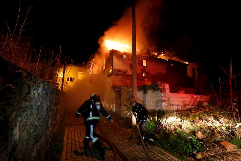 Antalya’da 150 yıllık tarihi ev alev alev yandı, mahalleli sokağa döküldü
