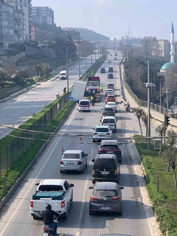 Gemlik’te tırın üzerindeki makine yola devrildi
