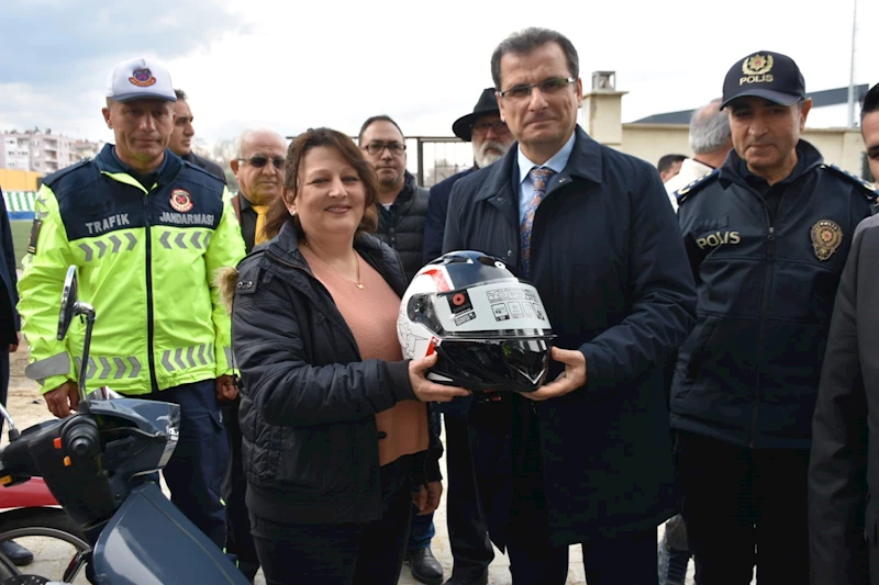 Manisa’da motosiklet sürücülerine kask dağıtıldı
