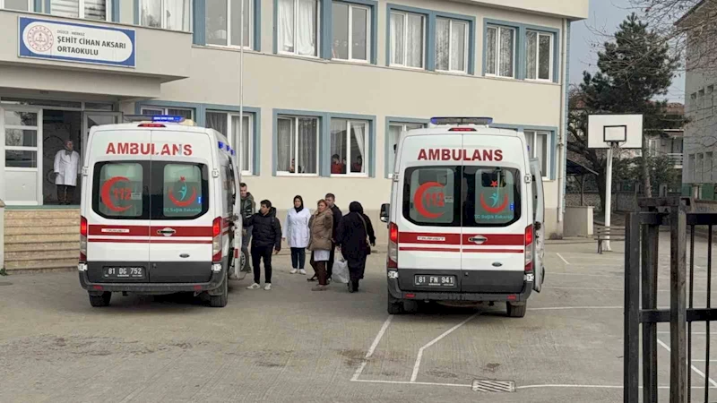 Düzce’de karın ağrısı şikayetiyle 5 öğrenci hastaneye kaldırıldı
