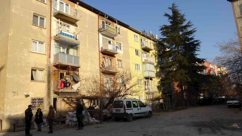 Konya’da 5 katlı apartman çökme riskine karşı boşaltıldı
