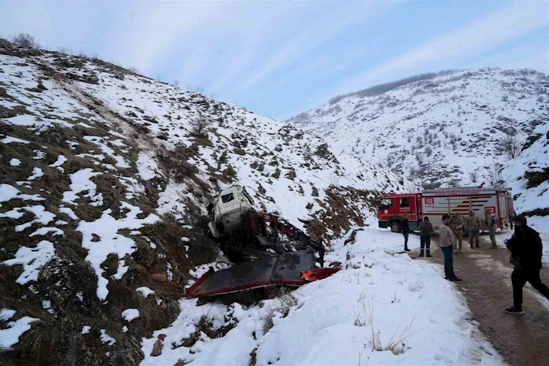 Muş’ta park halindeki vinç 700 metrelik uçurumdan yuvarlandı
