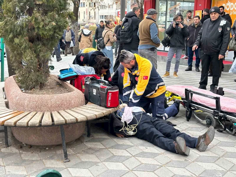 Sokakta fenalaşan ve kalp masajı ile hayata döndürülen şahıs, hayatını kaybetti
