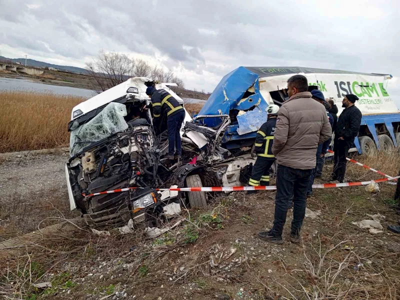 İki tır kafa kafaya çarpıştı: 1 ölü, 2 yaralı
