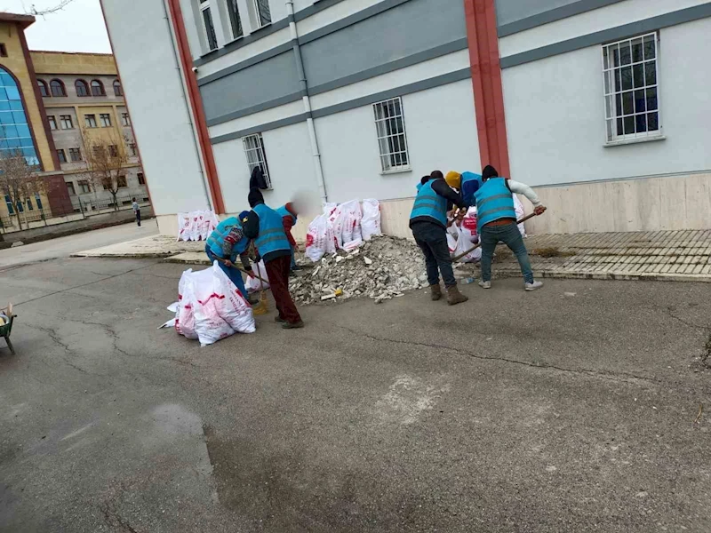 Okulların bakımını yükümlüler yaptı
