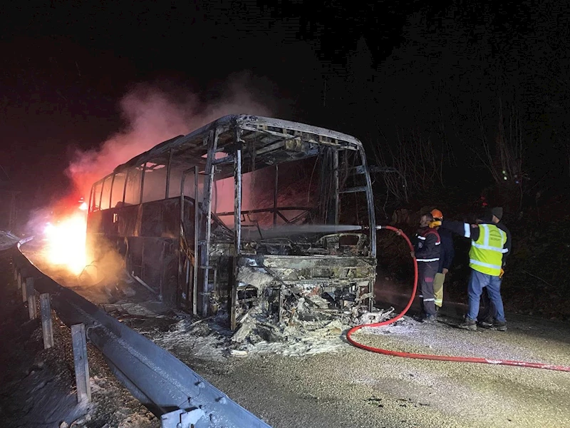 Seyir halindeki yolcu otobüsü alev alev yandı
