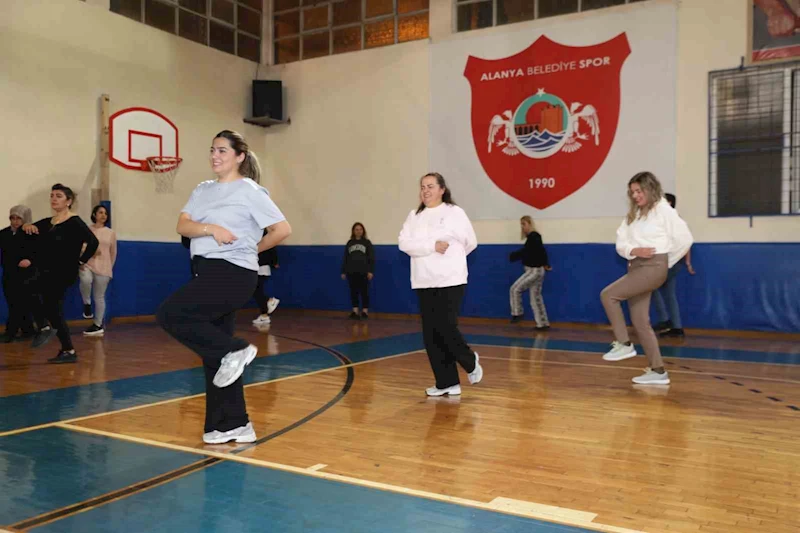 Alanya Belediyesi zeybek kursları ikinci dönemi başladı
