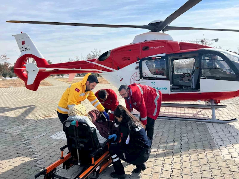 Hamile kadın ambulans helikopter ile Van’a getirildi
