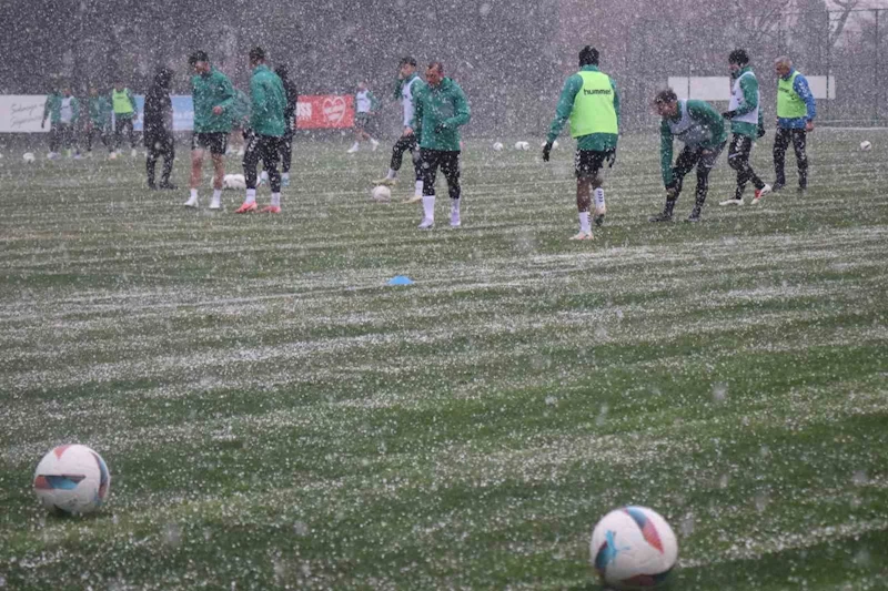 Sakaryaspor, Çorum FK mesaisini kar altında sürdürdü
