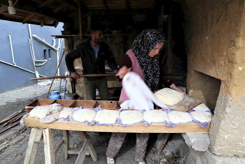 Aile ekonomileri için ekmeklerini kendileri yapıyor
