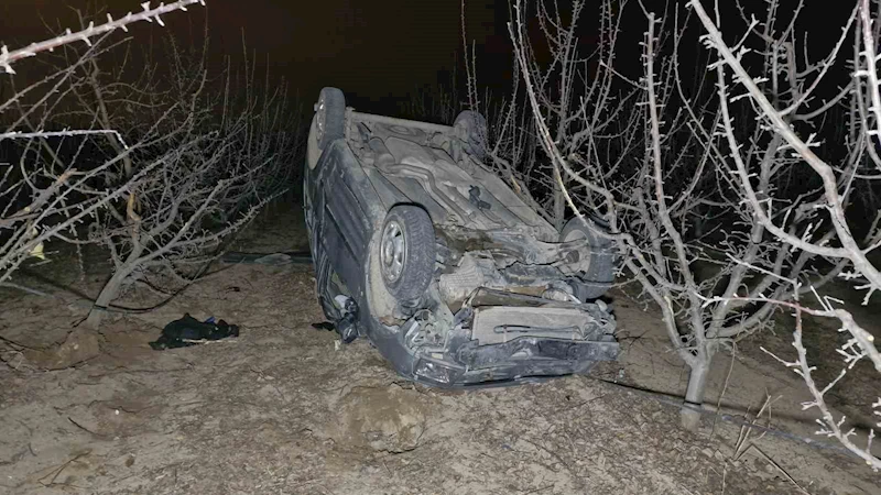 Karaman’da elma bahçesine takla atan aracın sürücüsü yaralandı
