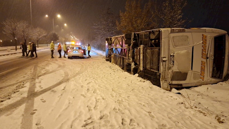 Nevşehir’de buzlu yolda devrilen yolcu otobüsündeki 5 kişi yaralandı
