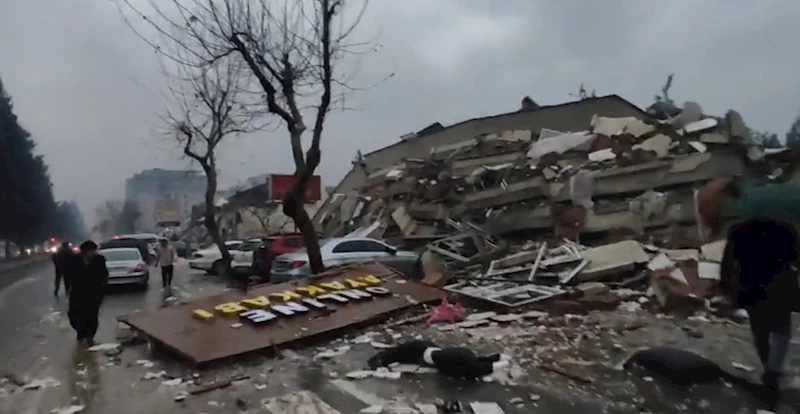 Yıkılan binaları gözyaşları içerisinde kayda aldı
