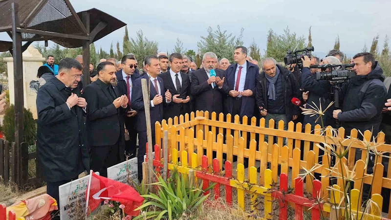 CHP Genel Başkanı Özel, Adıyaman’da deprem şehitliğine karanfil bıraktı
