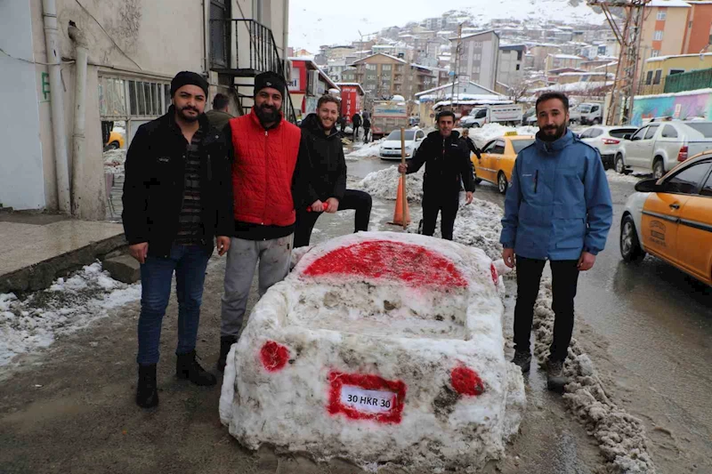 Hakkarili esnaf kardan araba yaptı
