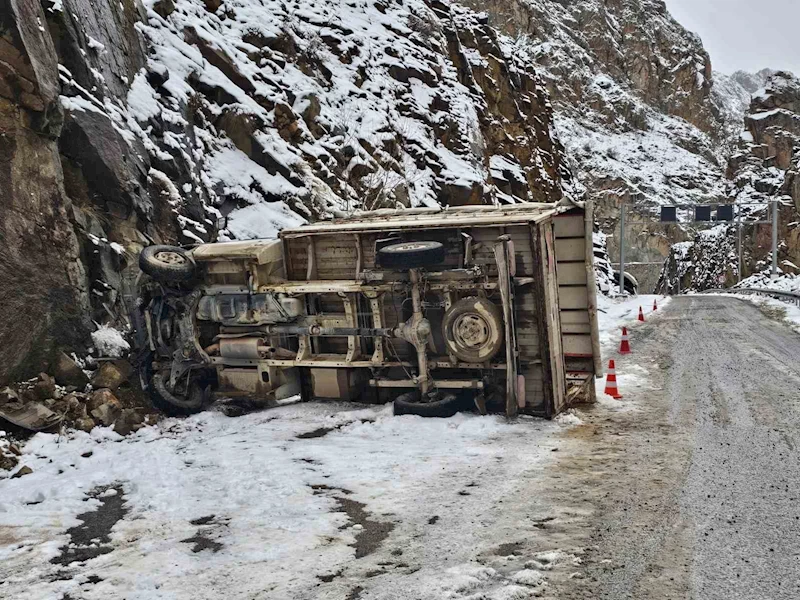 Erzurum’da kamyonet kayalıklara çarptı: 1 yaralı
