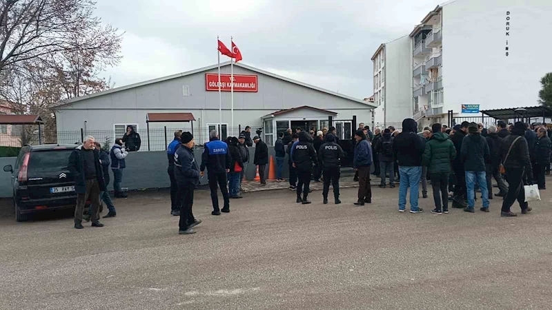 CHP Genel Başkanı Özel, deprem şehitliğini ziyaret etti
