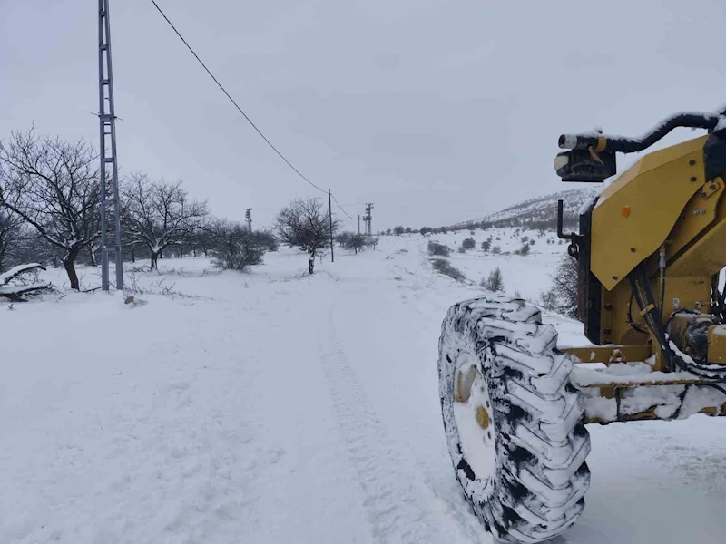 Malatya’da kar yağışı dolayısıyla çok sayıda köy yolu ulaşıma kapandı
