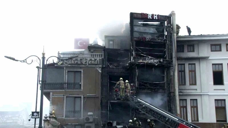 Eminönü Meydanı’nda bulunan binanın dış cephesinde henüz bilinmeyen bir nedenle yangın çıktı. Olay yerine çok sayıda itfaiye ekibi sevk edildi.
