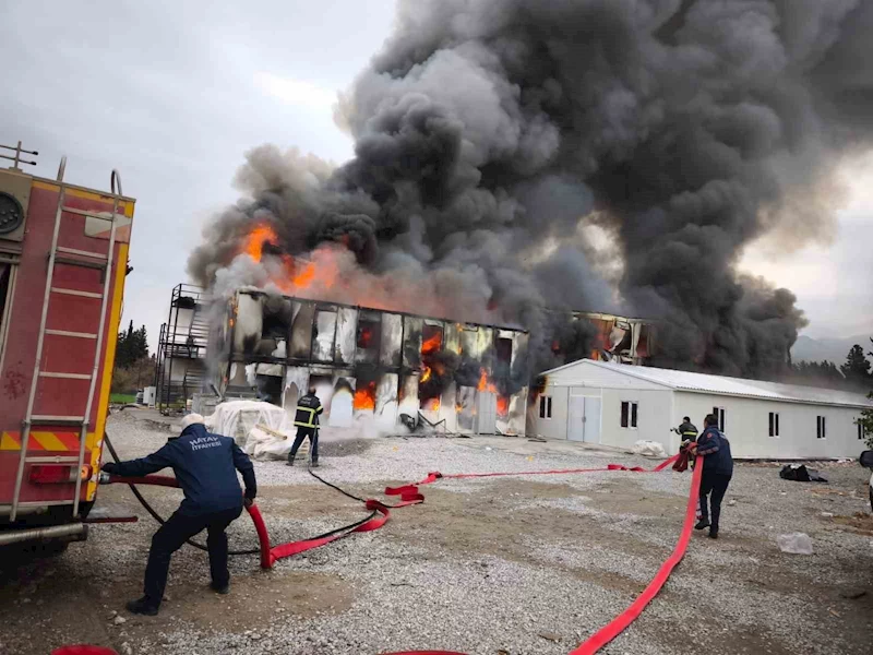 Hatay’da konteyner yemekhane alevlere teslim oldu
