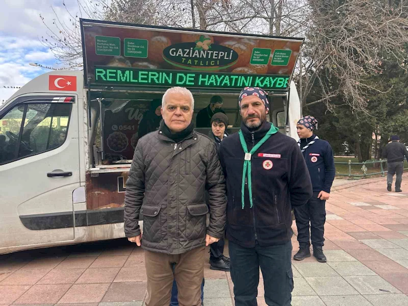 Eskişehir’de depremde hayatını kaybeden vatandaşlar için farklı yerlerde lokma dağıtıldı
