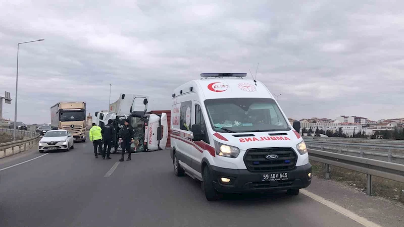 Tekirdağ’da virajı alamayan tır devrildi: 1 yaralı
