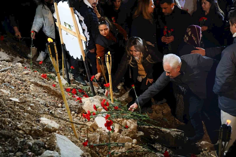 Adana’da depremde hayatını kaybedenler gözyaşlarıyla anıldı
