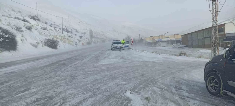 Yoğun kar ve tipi Sivas’ta ulaşımı aksatıyor
