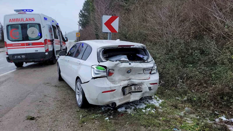 Kastamonu’da kamyonet otomobile çarptı: 3 yaralı
