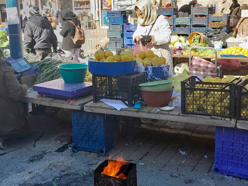 Soğuk pazara vurdu, pazarcılar çareyi ateş yakmakta buldu
