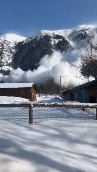 Artvin’de çığ düşme anı kameraya yansıdı
