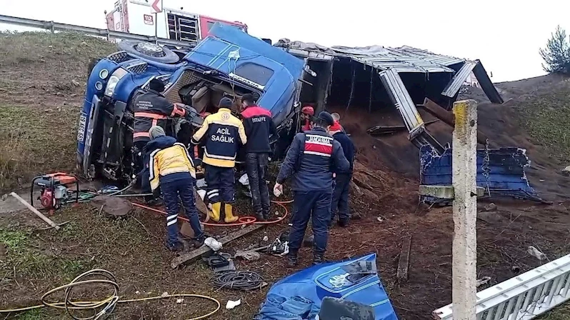 Freni boşalan tır şarampole uçtu: Araçta sıkışan yaralı sürücüyü itfaiye kurtardı
