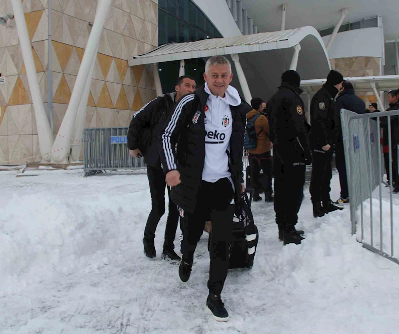 Beşiktaş’a dondurucu soğukta çiçekli karşılama
