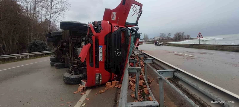 Sinop’ta tuğla yüklü kamyon devrildi: 1 yaralı
