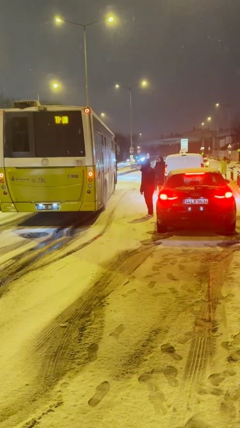 Eyüpsultan’da karlı havada otomobiller kaza yaptı, İETT otobüsü yolda kaldı
