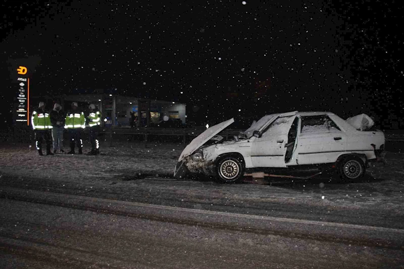 Yoğun kar kazayı beraberinde getirdi: Otomobil bariyerlere çarptı, 2 kişi yaralandı
