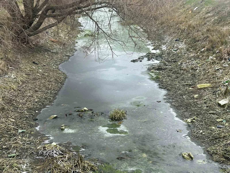 Eskişehir’de sulama kanalları buz tuttu
