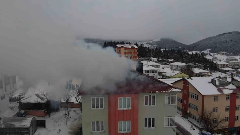 Kastamonu’da 4 katlı apartmanın çatısı yandı
