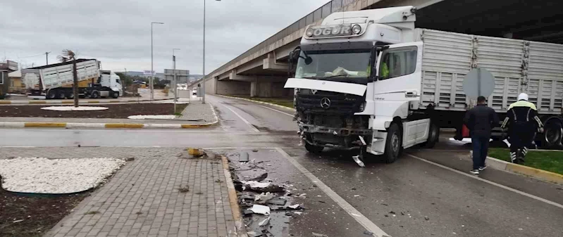 Bandırma’da TIR ile kamyonet çarpıştı: Yol kısa süre trafiğe kapandı
