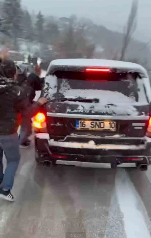 Uludağ’da hareketli anlar...Buzlu yolda kayan cipi durdurmak için peşinden koştular
