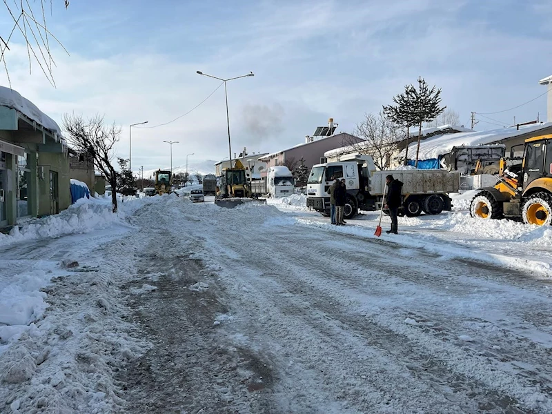 Bayburt’un Demirözü ve Aydıntepe ilçelerinde kar temizliği yapılıyor
