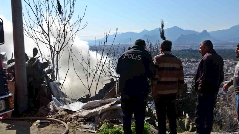 Evinin yanışını çaresiz gözlerle izledi, odaların halini görünce başını duvara yaslayıp öylece kaldı
