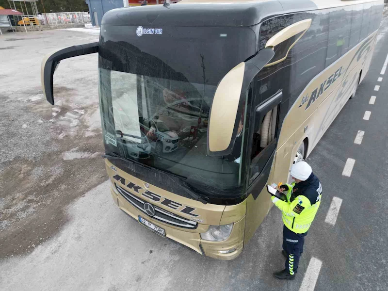 Jandarma yolcu gibi bindiği otobüsü denetledi
