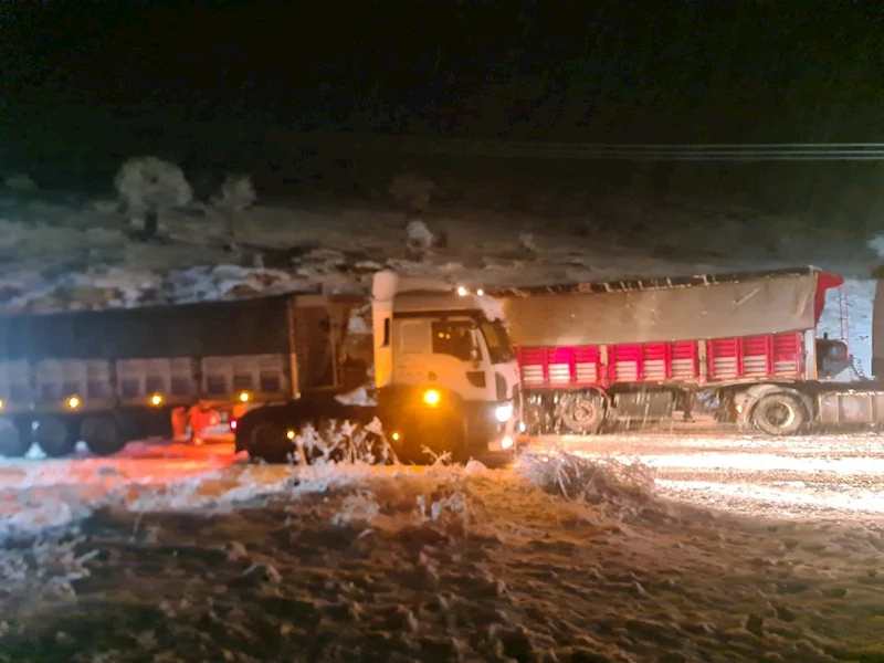 Kar yağışı nedeniyle Mazıdağı-Derik yolu ulaşıma kapandı
