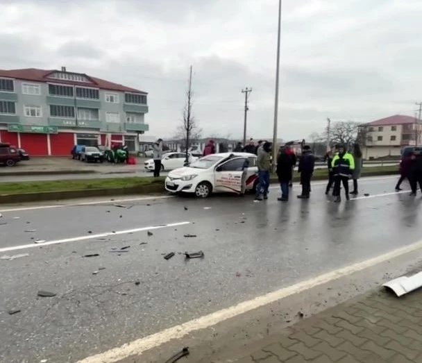 Sakarya’da tır ile sürücü kursu aracı çarpıştı: 4 yaralı
