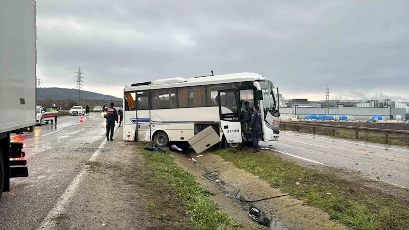 Balıkesir’de işçi servisi kaza yaptı: 4 yaralı
