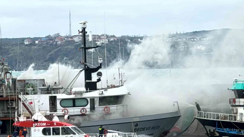 Sarıyer’de balıkçı teknesinde yangın: 2 kişi dumandan etkilendi
